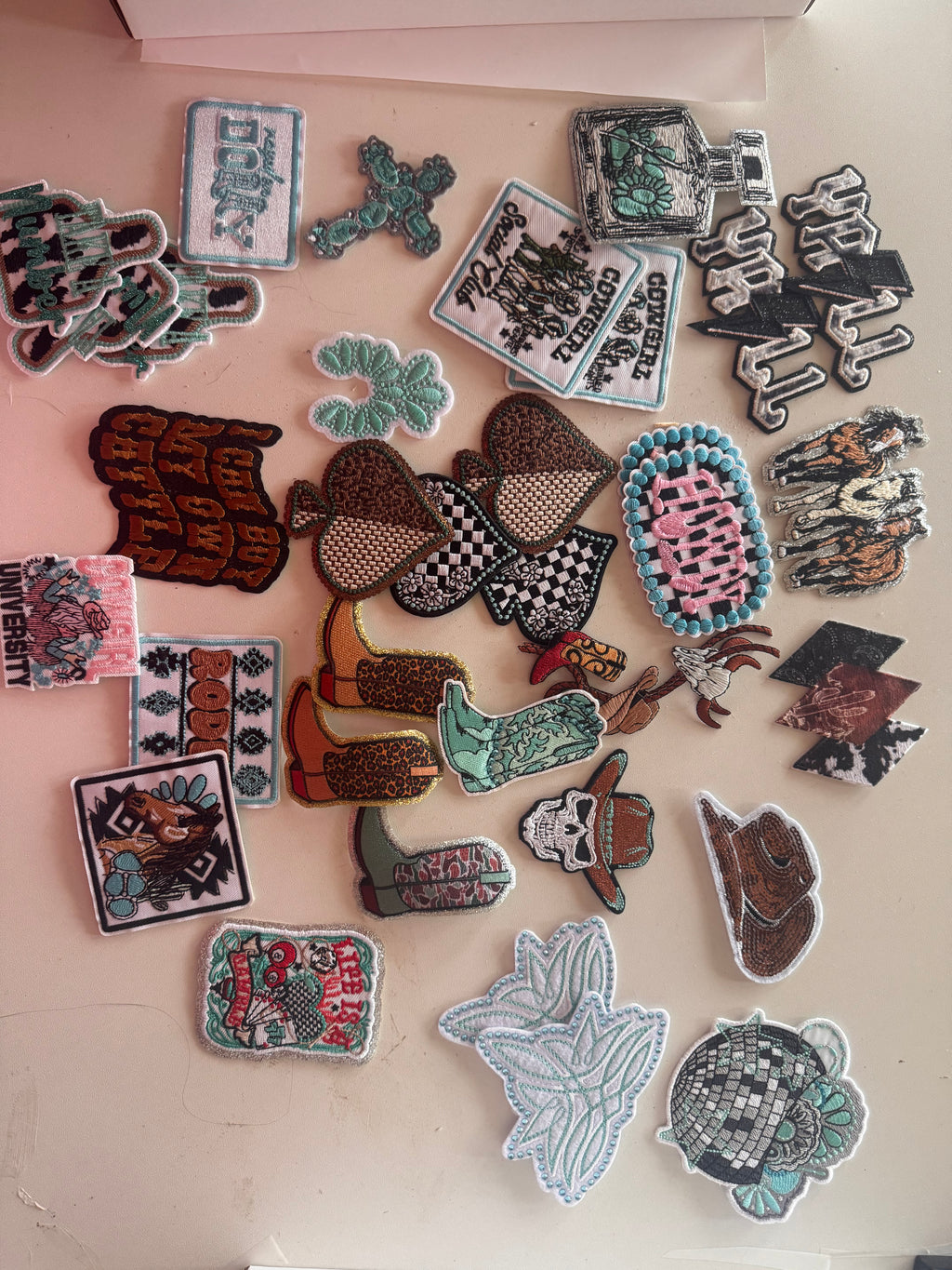 400+ Iron-On Patch Reseller Lot + 30 Purse Chains | Wholesale Bulk Craft Bundle